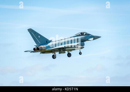 Ein Flugzeug der Luftwaffe landet auf dem Militärflughafen in Leeuwarden. Stockfoto