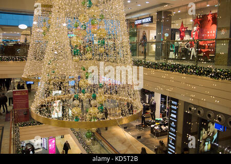 Deutschland, Dresden, 22.Dezember 2016, Interieur der ein Kaufhaus mit Weihnachtsdekoration. Weihnachten im Supermarkt, Dresden, Deutschland. Stockfoto