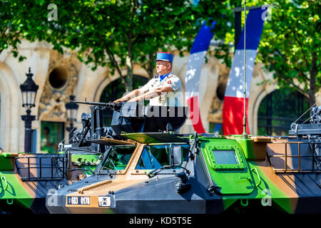 Paris, Frankreich. 14. Juli 17. Das französische Militär und die französische Polizei stellten sich bei der Parade zum Bastille-Tag stark aus. Stockfoto
