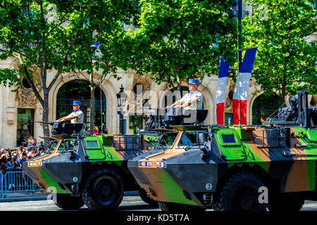 Paris, Frankreich. 14. Juli 17. Das französische Militär und die französische Polizei stellten sich bei der Parade zum Bastille-Tag stark aus. Stockfoto