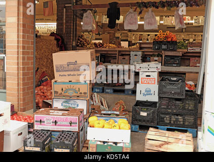 Die Lieferungen am frühen Morgen erfolgen vor einem Imbissstand auf dem West Side Market in Cleveland, Ohio. Stockfoto