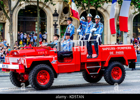 Paris, Frankreich. 14. Juli 17. Das französische Militär und die französische Polizei stellten sich bei der Parade zum Bastille-Tag stark aus. Stockfoto