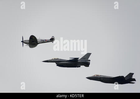 Ein Supermarine Spitfire, eine F-16 und eine F-35 in Formation auf der Flugschau der Royal Netherlands Air Force auf dem Militärstützpunkt in Leeuwarden. Stockfoto