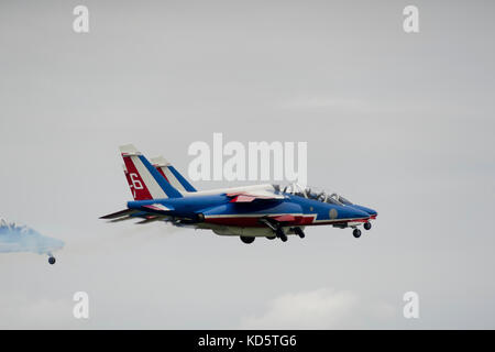 Mitglieder des französischen Kunstflugteams Patrouille de France starten zu einer Flugshow. Stockfoto