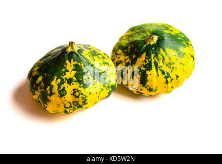 Zwei schöne bunte mit grünen und gelben Flecken patty pan Kürbisse auf weißem Hintergrund. Herbst Ernte. Stockfoto