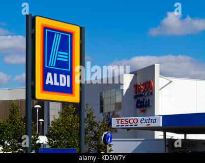 Aldi und Tesco Extra-verbrauchermärkte nebeneinander in Chesterfield Derbyshire England Großbritannien Stockfoto
