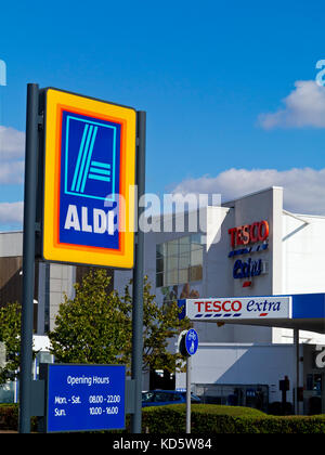 Aldi und Tesco Extra-verbrauchermärkte nebeneinander in Chesterfield Derbyshire England Großbritannien Stockfoto