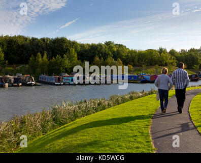 Paar gehen mit Mercia Marina eine große inländische Marina in der Nähe von Lee in South Derbyshire England Großbritannien mit Bootsplatz, Geschäfte und Restaurants. Stockfoto