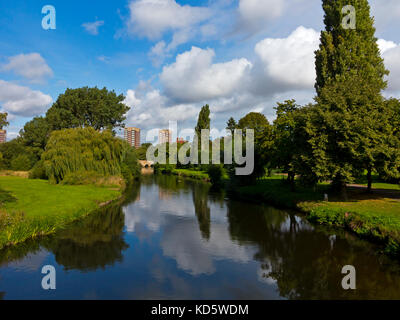 Die River Tame in der Nähe der Burganlage bei Tamworth, Staffordshire West Midlands England Großbritannien Stockfoto