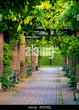 Brick Pergola im Schlosspark öffentlichen Park in Tamworth Staffordshire England Großbritannien Stockfoto