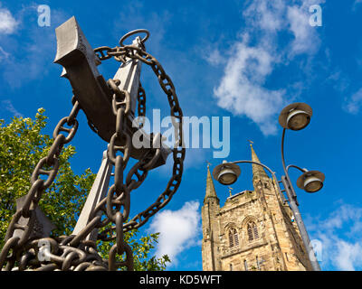 Colin Grazier Memorial Skulptur von walenty Pytel in Tamworth Staffordshire zum Gedenken an Zweiten Weltkrieg Held George Cross posthum ausgezeichnet. Stockfoto