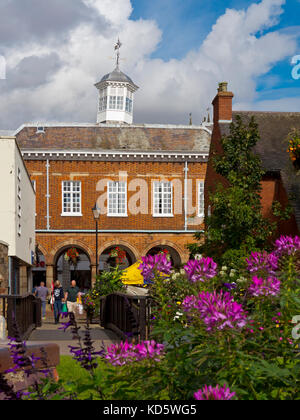 Rathaus Tamworth Staffordshire England Großbritannien gebaut 1701 von Thomas Kerl mit Jacobean Fenstern und hohen Satteldach. Stockfoto