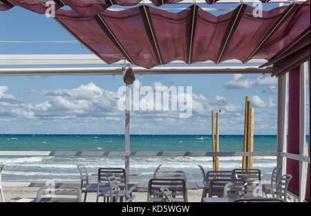 Blick auf eine schöne Terrasse in einem Strand Stockfoto