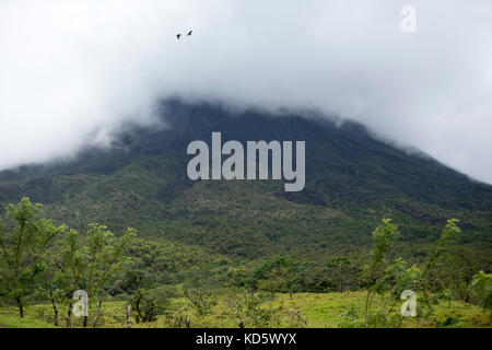 Wolke über dem Gipfel des Vulkan Arenal und La Fortuna, Costa Rica Stockfoto