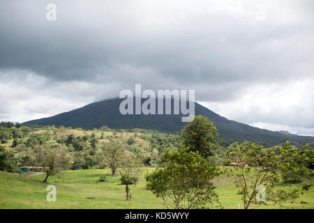 Wolke über dem Gipfel des Vulkan Arenal und La Fortuna, Costa Rica Stockfoto