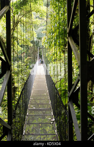 Touristische überqueren eine Hängebrücke in La Fortuna, Costa Rica Stockfoto
