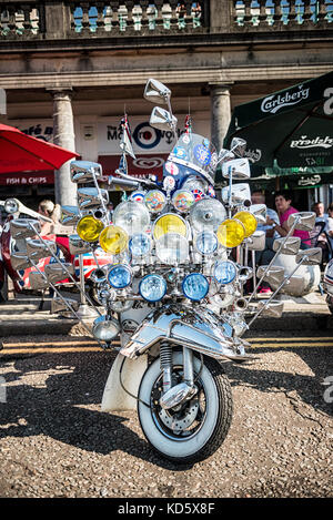 Scooter geschmückt mit Scheinwerfer außerhalb Volks Bar Madeira Drive Brighton Stockfoto