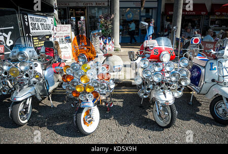 Brighton Mod Rally, August Bank Holiday Motorroller aufgereiht auf Anzeigen Stockfoto