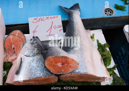 Lachs an seamarket in Neapel, Italien Stockfoto