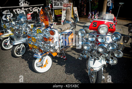 Brighton Mod Rally, August Bank Holiday Motorroller aufgereiht auf Anzeigen Stockfoto