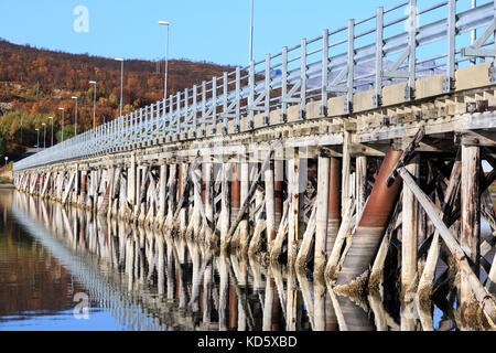 Herbst, 2017, Single Track Holz und Beton Brücke zu Håkøya Insel, Troms, Norwegen, Europa Stockfoto