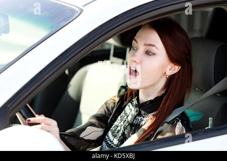 Ersten mal Auto fahren. junge Frau, die bei einem Automobil Stockfoto