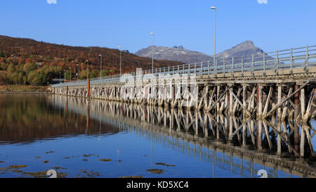 Herbst, 2017, Single Track Holz und Beton Brücke zu Håkøya Insel, Troms, Norwegen, Europa Stockfoto