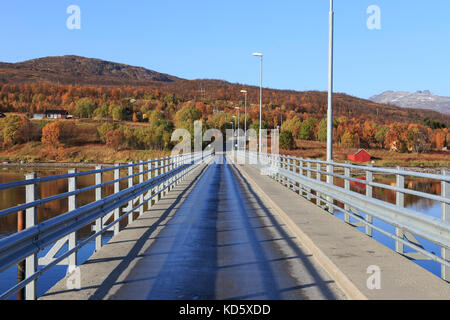 Herbst, 2017, Single Track Holz und Beton Brücke zu Håkøya Insel, Troms, Norwegen, Europa Stockfoto