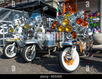 Brighton Mod Rally, August Bank Holiday Motorroller aufgereiht auf Anzeigen Stockfoto