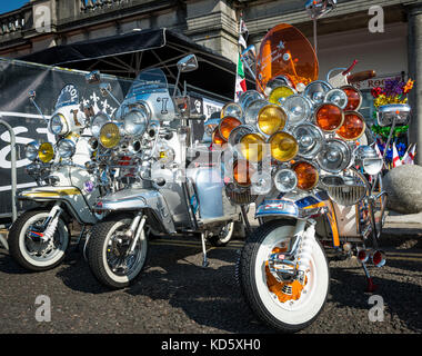 Brighton Mod Rally, August Bank Holiday Motorroller aufgereiht auf Anzeigen Stockfoto