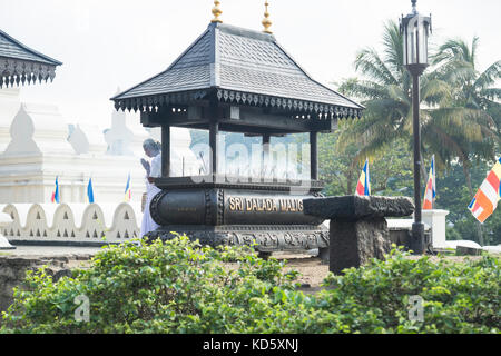 Kandy, Sri Lanka - 20. März 2017: Die Frau am Weihrauch Schrein im Tempel des Heiligen Zahns beten, Sri Dalada Maligawa Stockfoto