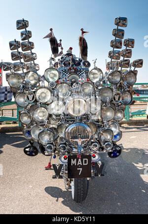 Scooter geschmückt mit Scheinwerfer und eine Hommage an die Band Madness Stockfoto