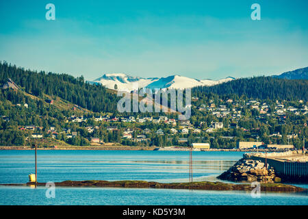 Panoramablick auf den Fjord und die Mo i Rana Stadt. Norwegen Stockfoto