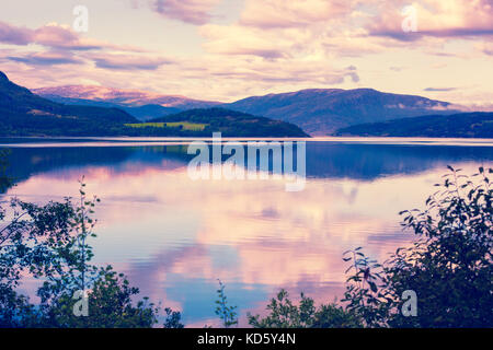 Panoramablick auf den Fjord bei Sonnenuntergang Licht. Mo i Rana, Norwegen Stockfoto