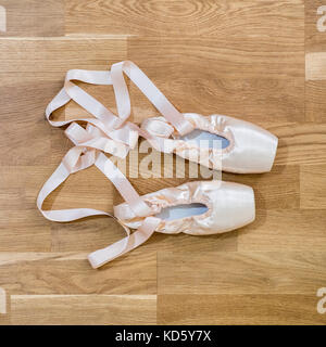 Ballett Spitzenschuhe auf Holzboden Stockfoto
