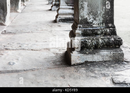 Schöne alte Spalten in Angkor Wat Stockfoto