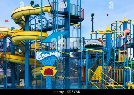 Wasserrutschen und Brunnen in der Aquapark Stockfoto