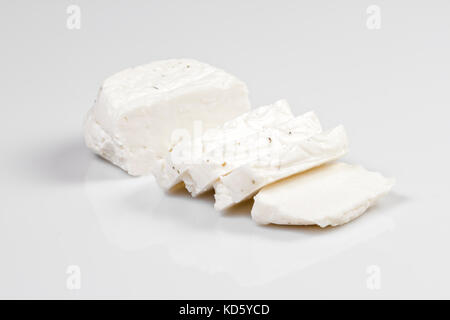 In Scheiben geschnitten Halloumi-käse mit Minze isoliert auf weißem Stockfoto