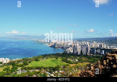 Der Strand von Waikiki, Honolulu, Oahu Island in Hawaii, Blick von der Wanderung auf den Diamond Head Mountain. Im Sommer September Morgen. Zum 50., in den USA. Stockfoto
