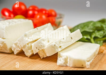 Frisch geschnittene Halloumi Käse aus Zypern auf einem Holzbrett Oberfläche Stockfoto