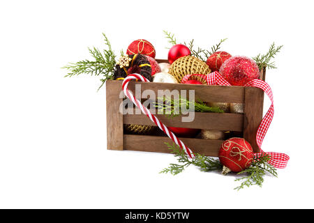 Weihnachten oder Neujahr Ornamente in Holzkiste über Weiß isoliert Stockfoto