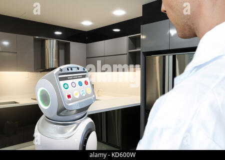 Robotik Trends künstliche Intelligenz, smart home Konzept. Autonome persönlichen Assistenten Roboter warten Besitzer Befehl in Haus und Anwend Stockfoto