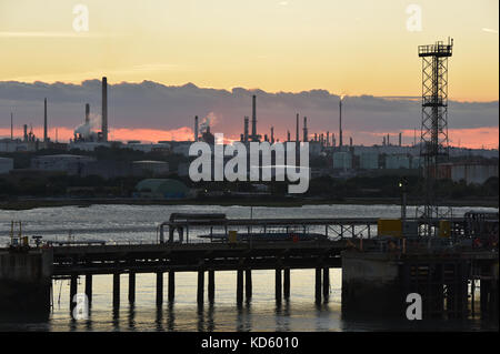 Das Öl Verarbeitung Petrochemie Raffinerie in Fawley in der Nähe von Southampton, Hampshire, England. Stockfoto