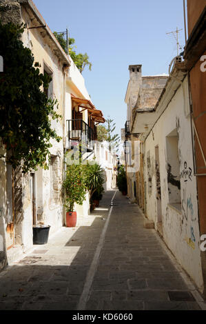 Eine Seitenstraße in der Altstadt von Rethymno auf Kreta. Rehtymno ist eine geschäftige Stadt, aber die Straßen sind oft still und leer. Stockfoto