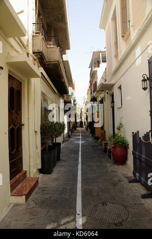 Eine Seitenstraße in der Altstadt von Rethymno auf Kreta. Rehtymno ist eine geschäftige Stadt, aber die Straßen sind oft still und leer. Stockfoto