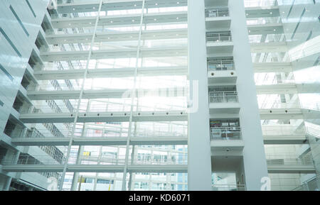 Das Atrium des Rathauses der niederländischen Stadt Den Haag, Niederlande. Stockfoto