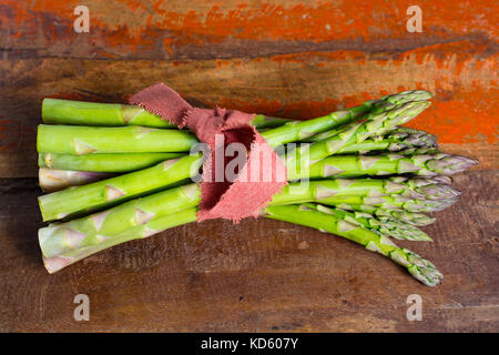 Grüne junge Spargel Triebe - Premium healtry Essen, bereit, zu kochen und für Grill Nahaufnahme Stockfoto