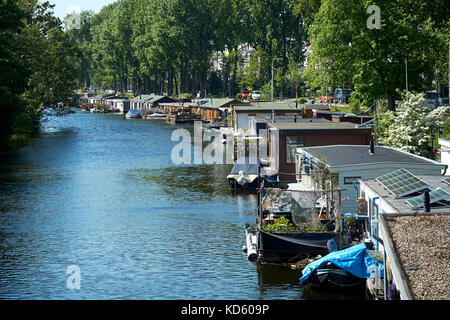 Leben in schwimmenden Häusern auf dem Wasser (Hausboote) in Den Haag, Niederlande Stockfoto