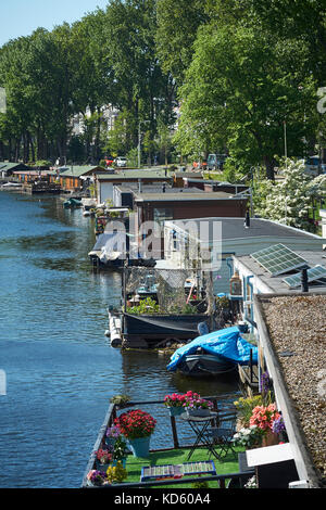 Leben in schwimmenden Häusern auf dem Wasser (Hausboote) in Den Haag, Niederlande Stockfoto