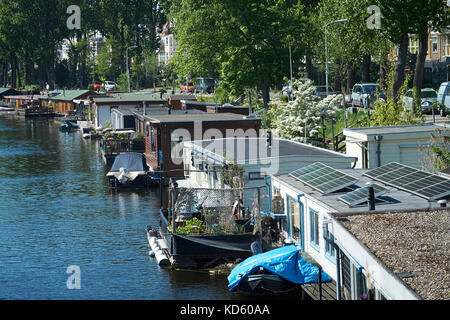 Leben in schwimmenden Häusern auf dem Wasser (Hausboote) in Den Haag, Niederlande Stockfoto